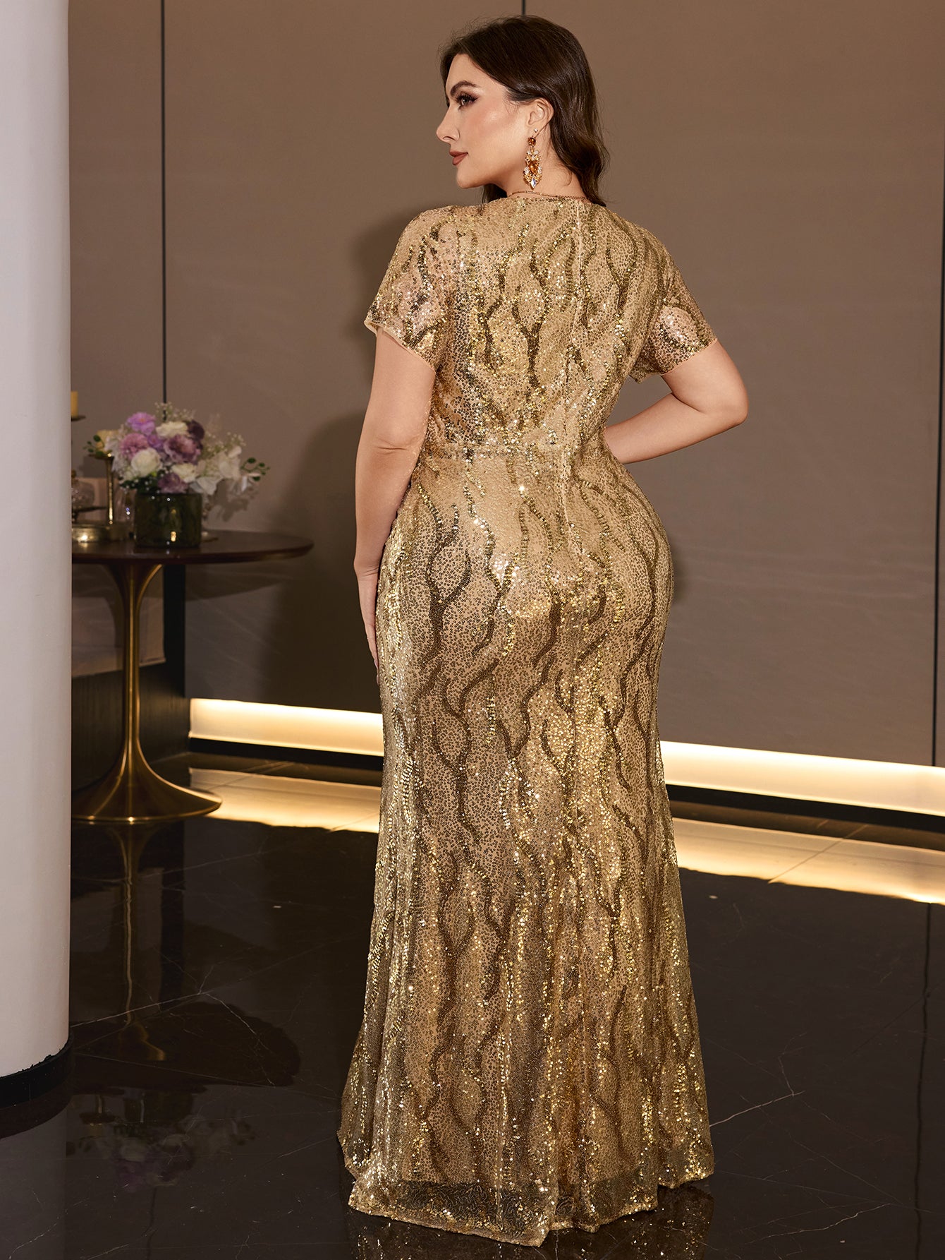 Plus Size Gold Sequin V Neck Short Sleeve Mermaid Maxi Evening Gown Curvy Floor Length Formal Party Dress for Wedding Gala