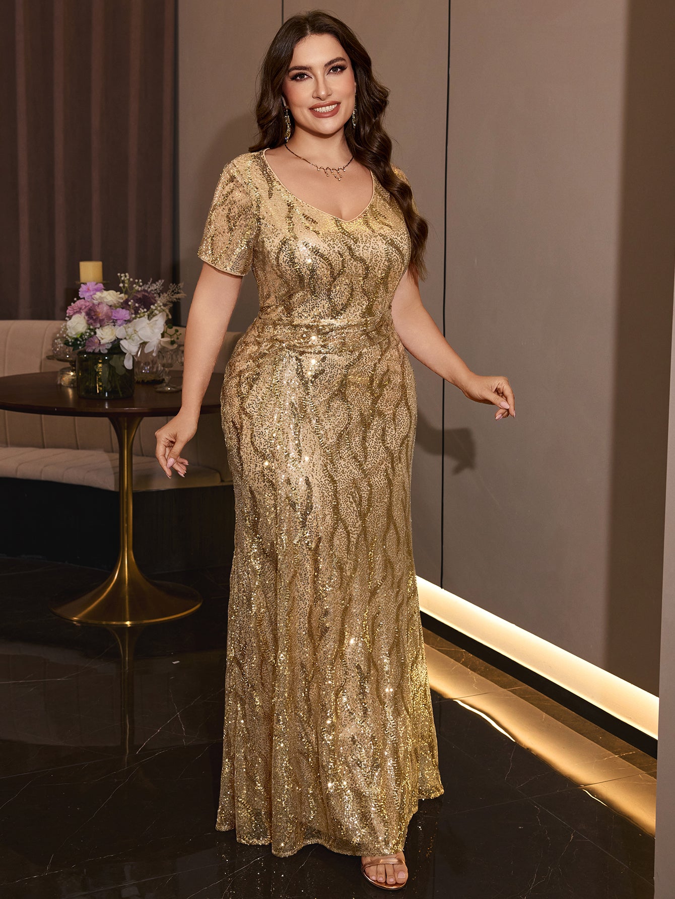 Plus Size Gold Sequin V Neck Short Sleeve Mermaid Maxi Evening Gown Curvy Floor Length Formal Party Dress for Wedding Gala